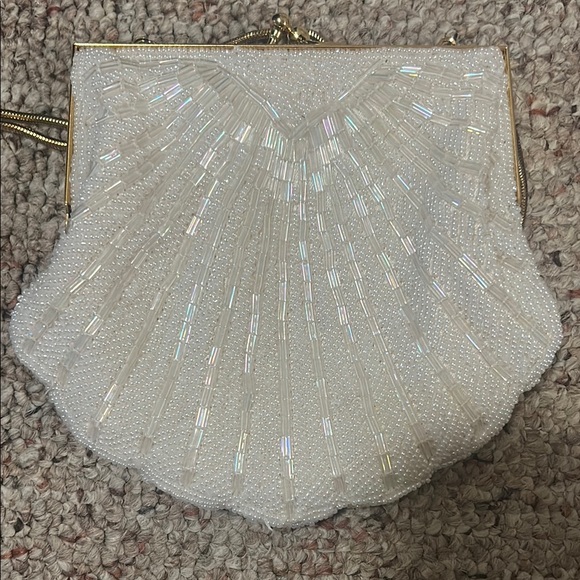 Carolyne Barton Night Elegant Cream Beaded seashell Clutch with Gold Chain - Picture 4 of 4